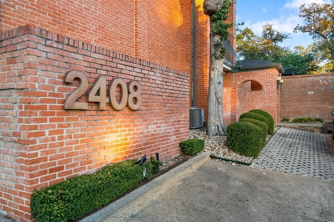 Building Photo - 2408 Enfield Rd Unit 211