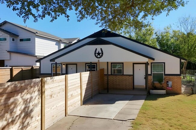 Building Photo - 1115 Brookswood Ave