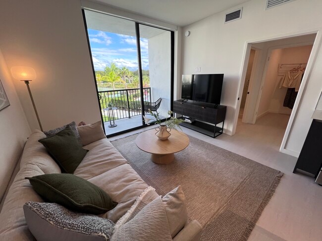 Building Photo - 20510 NW 21st Ave Unit B1