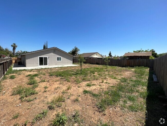 Building Photo - 3 bedroom and 2 bathroom home! AVAILABLE J...