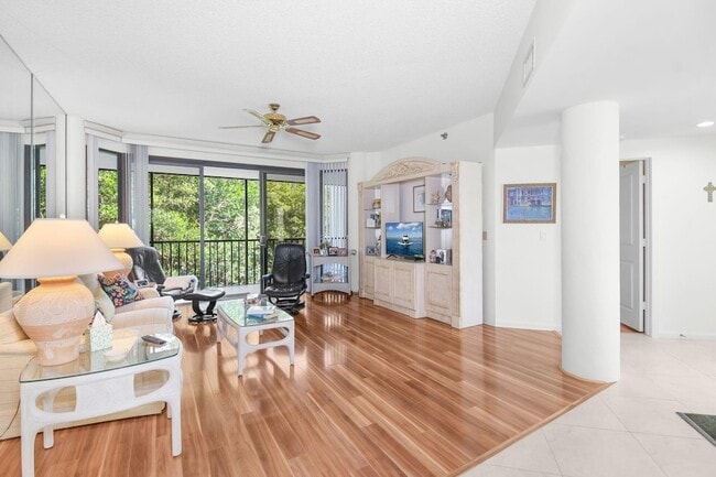 Building Photo - 221 NE Plantation Rd Unit 316