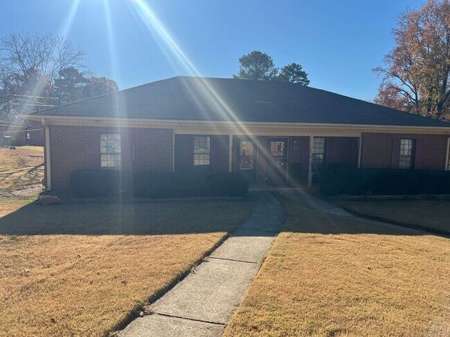 Building Photo - Beautiful 2 bedroom 2 bathroom ranch duplex Now Ready!