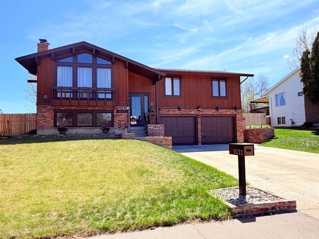 Building Photo - Beautiful Spacious Fox Farm Home
