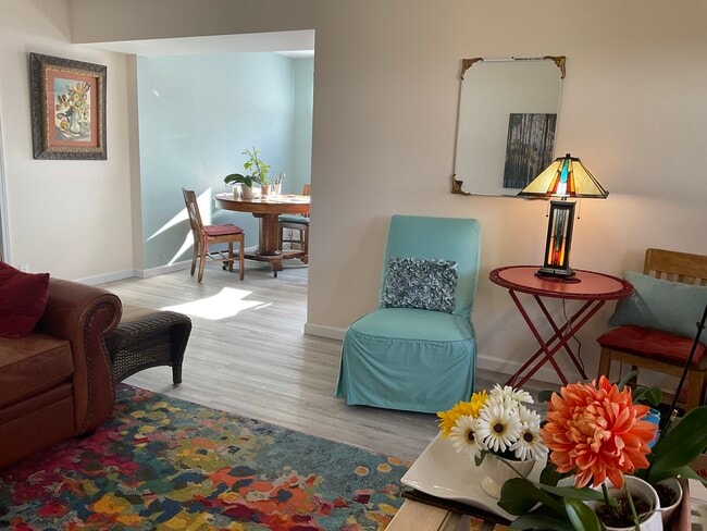 Entrance to dining and kitchen - 418 N Laguna St Unidad #B