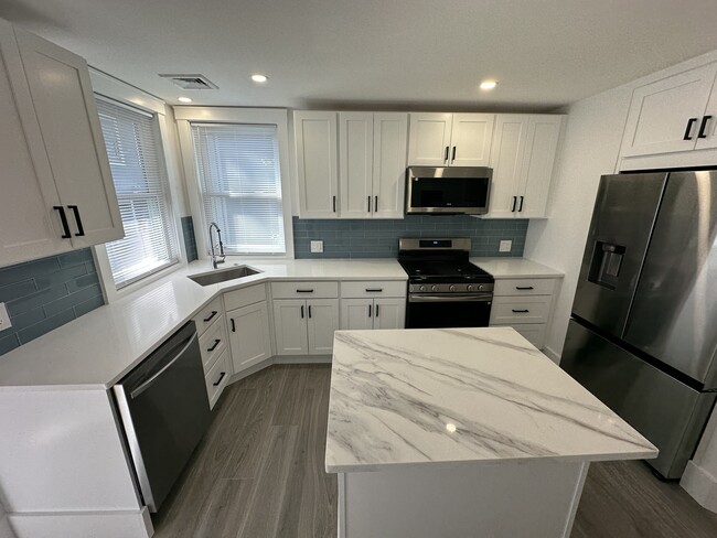 Building Photo - 452 Centre St Unit 2