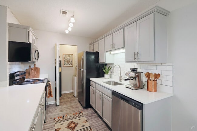 Building Photo - Triangle Park Apartments