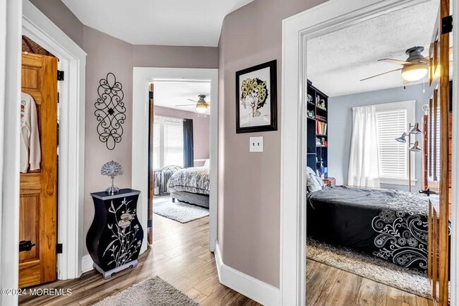 El dormitorio está en el segundo piso, cerca de mi dormitorio y de la habitación de invitados. - 846 Williams Ave