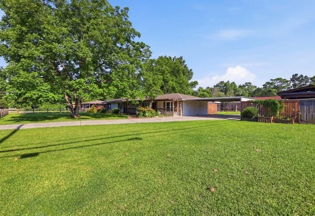 Photo - 102 Whispering Oak St