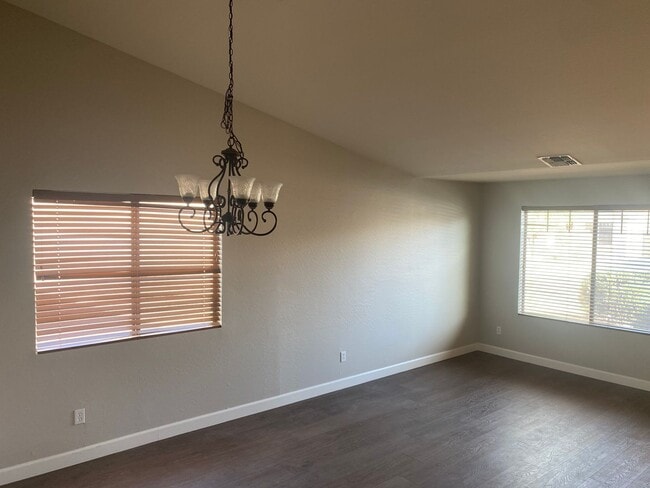Building Photo - 3 bed 2 bath Rental