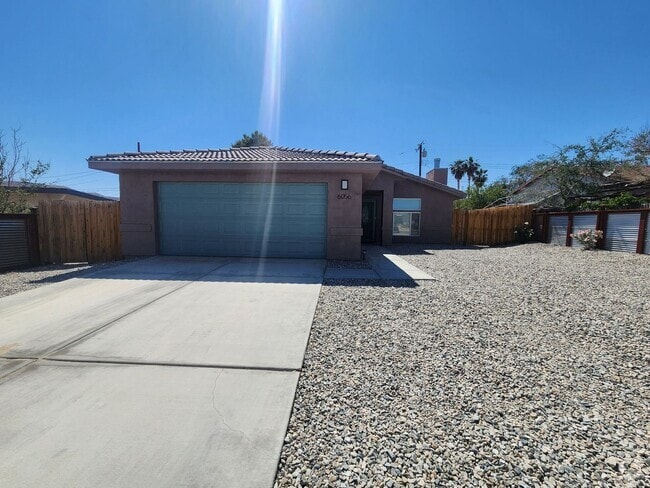 Building Photo - Fully Furnished 3 Bedroom Home w/ Covered ...