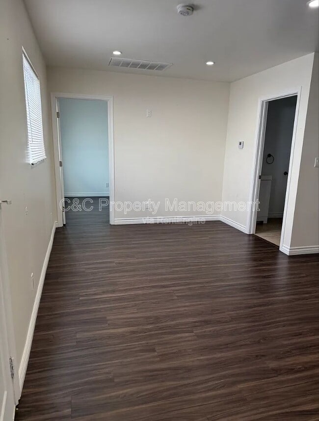 Photo - 7053 Lindley Ave