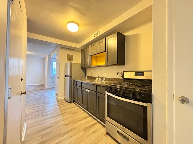 Photo - 894 N 42nd St