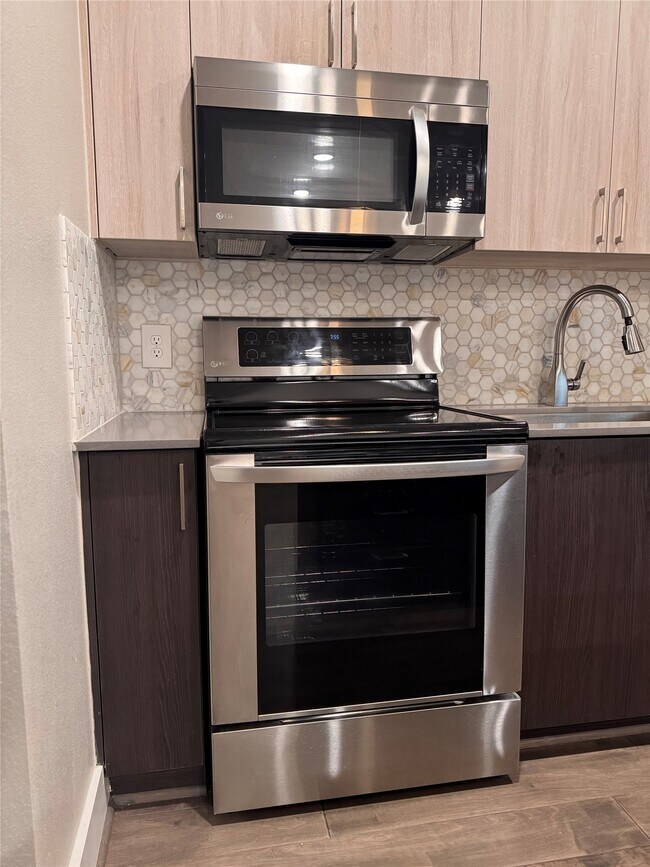 Building Photo - 4819 Caroline St Unit 103