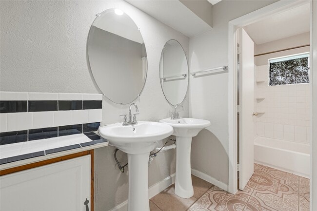 Photo - 1613 Wycliffe Dr House