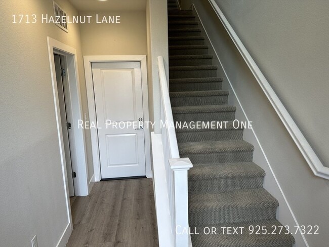 Photo - 1713 Hazelnut Ln