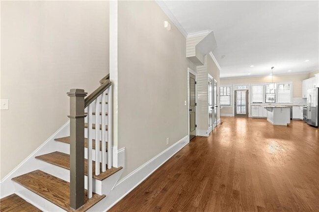 Photo - 81 College St NW