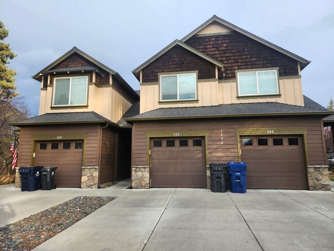 Building Photo - 2 Bed/1.5 Bath Townhome Near the Old Mill - Attached Garage Unit 200