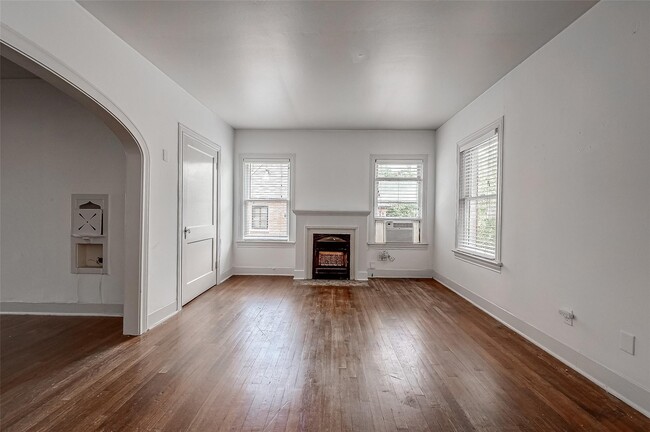 Building Photo - 1111 Banks St Unit 3 Rental