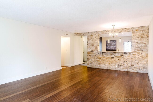 Building Photo - 900 NE 12th Ave Unit 408