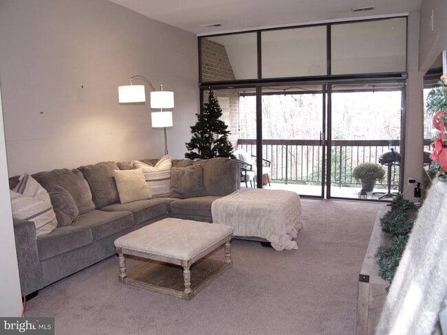 Photo - 1625 Parkcrest Cir Apartment