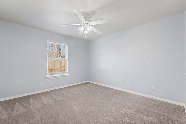 Building Photo - 585 Lynn Dr