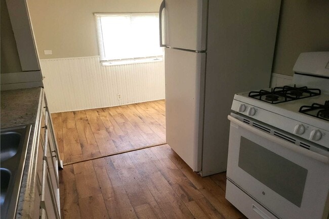Photo - 400 Bates St