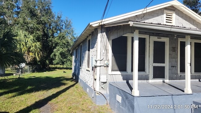 716 Bronson St