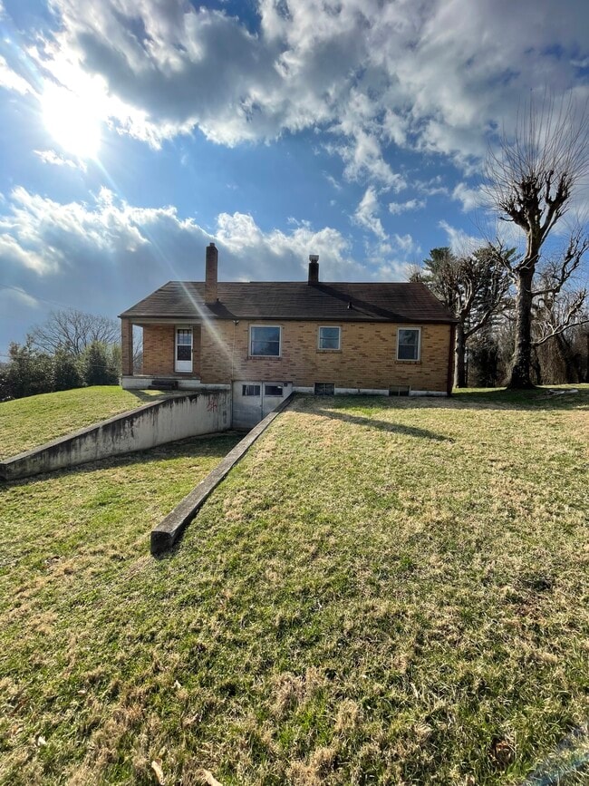 Photo - 679 Sand Hill Rd