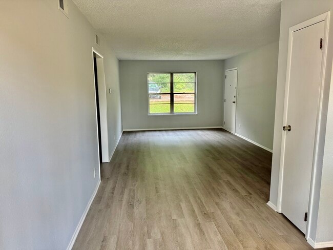 Building Photo - 4715 SE Adams Blvd Unit 922a Rental
