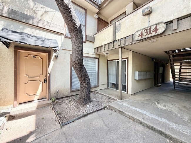 Building Photo - 4314 Travis St Unit 102