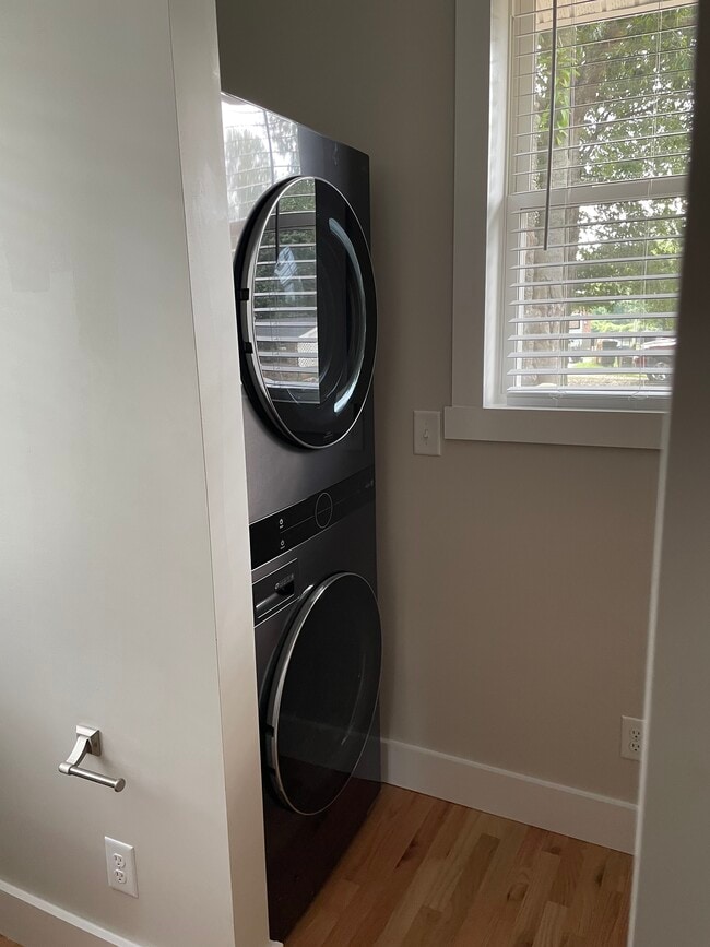 Photo - 32 Oak St NE