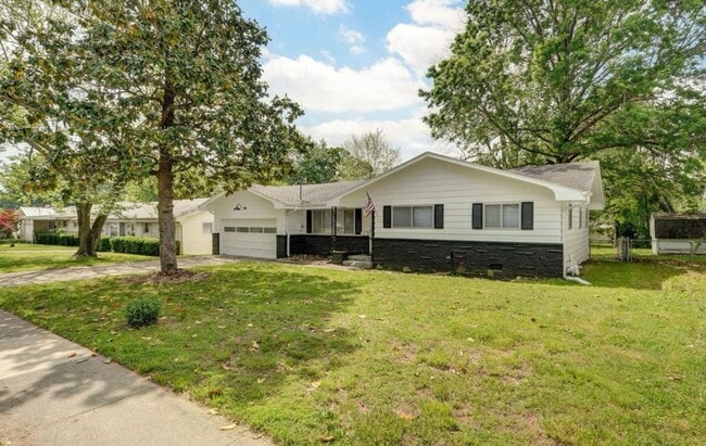 Photo - 3 Bedroom PLUS SUNROOM | 2 Bathroom | 2 Ca...