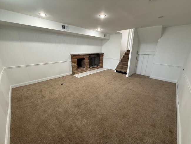 Photo - 15 W York St