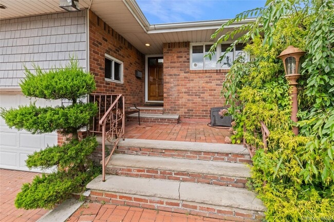 655 Diane Pl