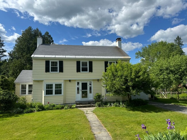 3 Bedroom home, walking distance to Dartmouth - 3 Bedroom home, walking distance to Dartmouth