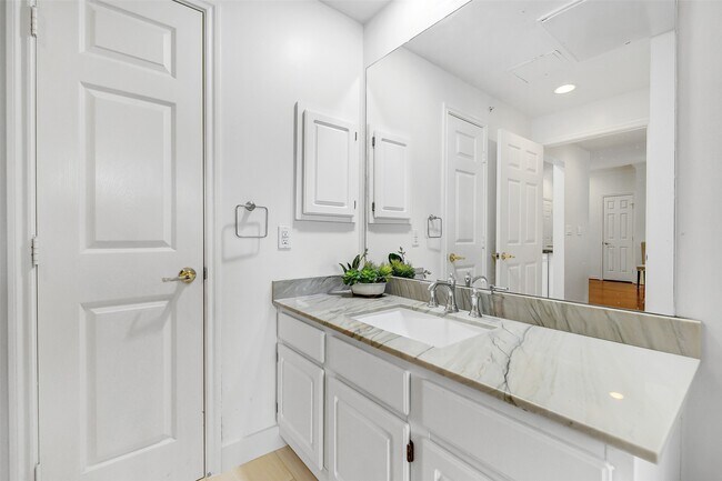 Building Photo - 2400 McCue Rd Unit 315 Rental