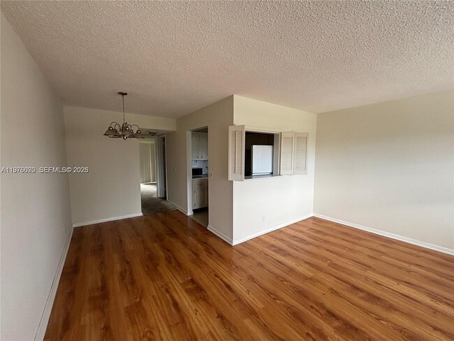 Building Photo - 36 Windsor E Unit B