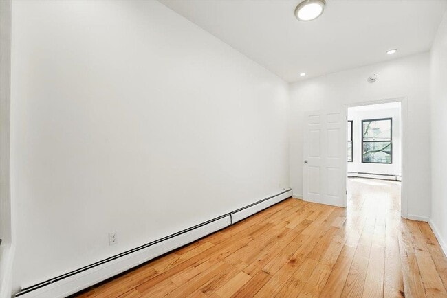 Photo - 138 Leonard St Unidad 2-R