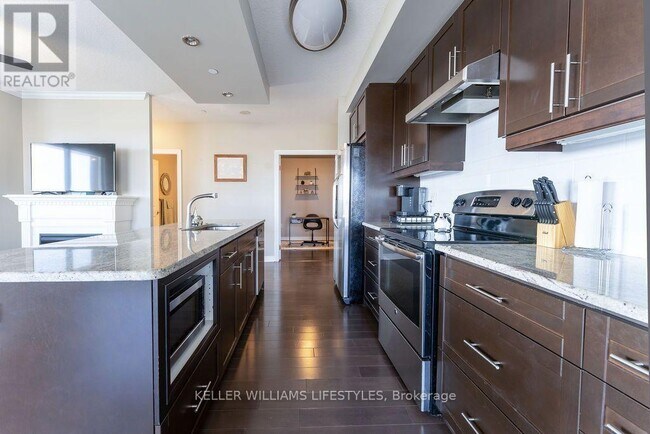 Photo - 330 Ridout St N Unit 804