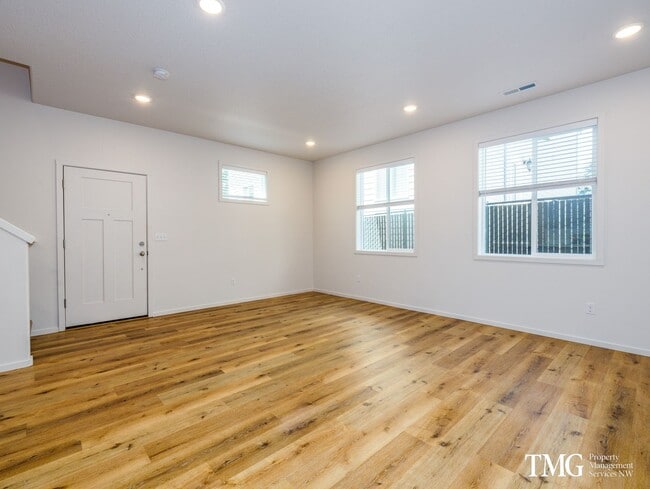 Photo - Newer 3BD/2.5BA Townhome Near Walking Trai...