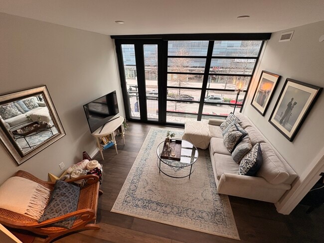 Building Photo - 1300 4th St SE Unit 209