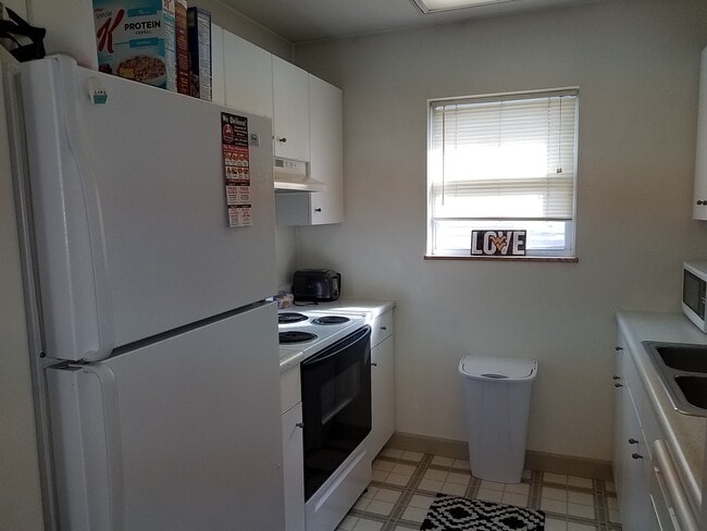 Kitchen - 717 Grant Ave Unit B