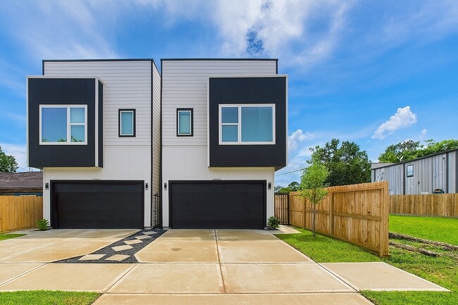 Building Photo - 6734 Lozier St