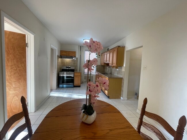 Building Photo - 98 Bristol St Unit Pitkins Ave Bristol St. Rental