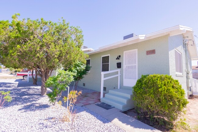 Front - 1200 Chadbourne St Unit 1200