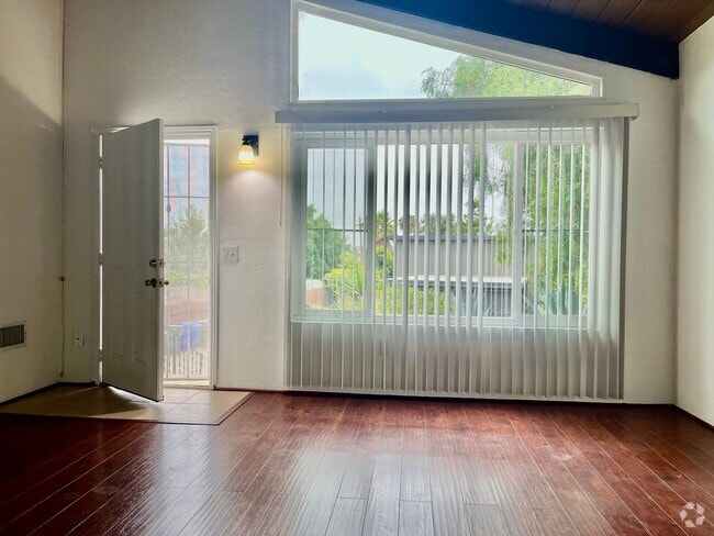 Building Photo - Hillside Court Vista Ca 92084 Unit 320 Rental