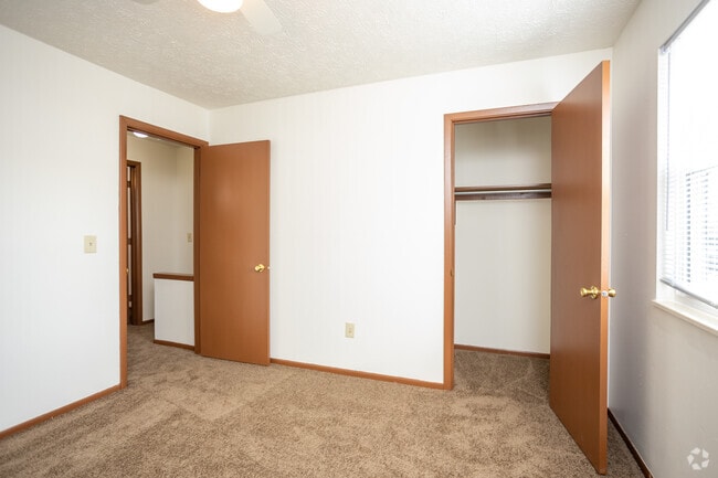 2BR, 1BA - 850 SF