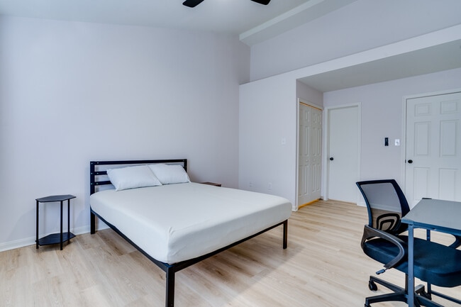 Photo - 6021 Creekstone Ln