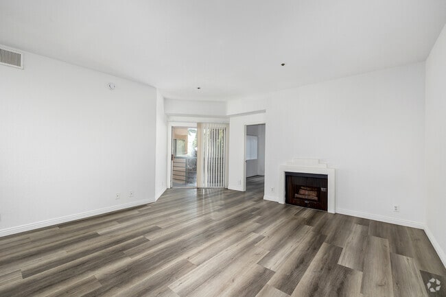 2BR, 2BA - 900SF - Living Room