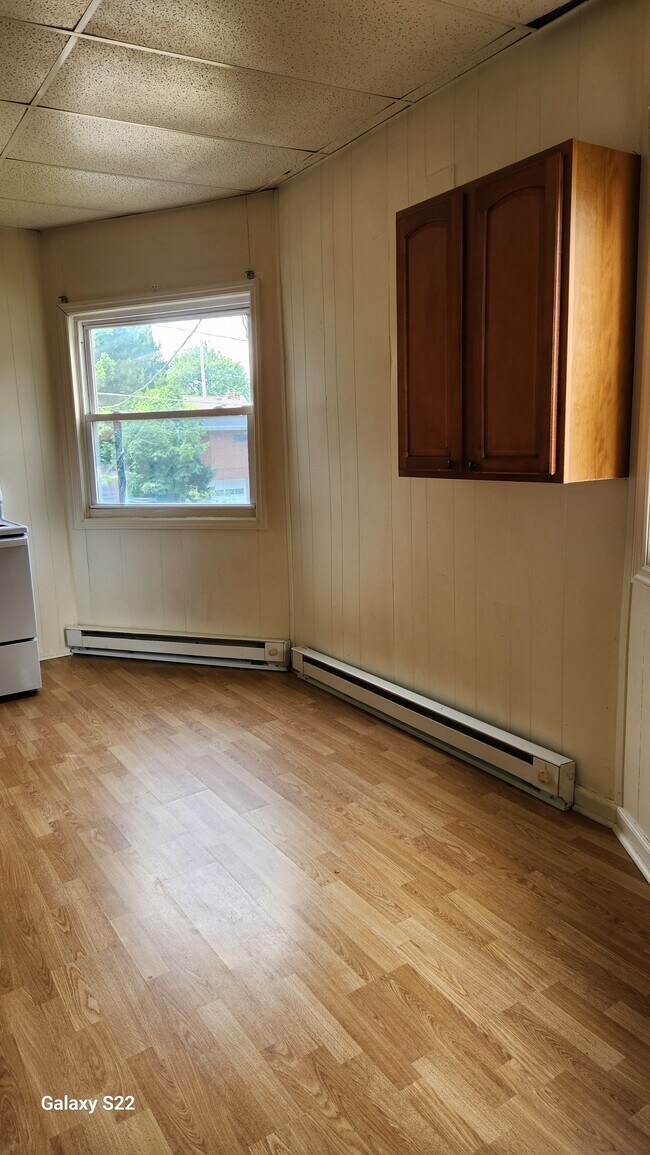 Kitchen with large windows - 3247 Faronia St Unidad 2